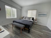 2bed/1 bath apt w/ parking great location!