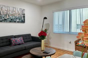 Beautiful and renovated 2bdrm great location w/free parking