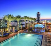Lyfe 2-bedroom apartment over the beach great view
