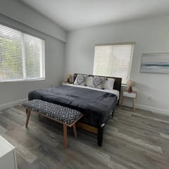 2bed/1 bath apt w/ parking great location!