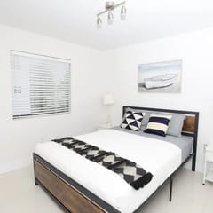 2 bed/1 bath apart with parking on great location!