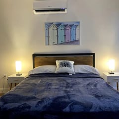 Charming 1/1 apt w/parking on great location