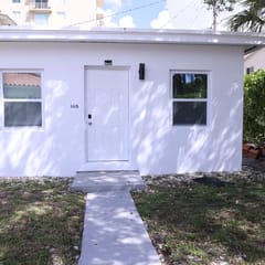 Charming Studio w/ parking & private patio w/ BBQ