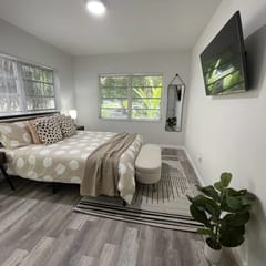 Fully equipped Apt w/ parking great location