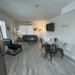 Fully equipped Apt w/ parking near Cocowalk!