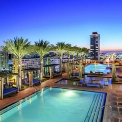 Lyfe 2-bedroom apartment over the beach great view