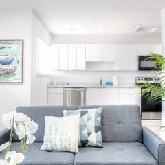 Spacious 1BR – Walk to City Centre + Free Parking