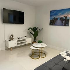 Upstairs 2bed/1 bath apt w/parking little habana