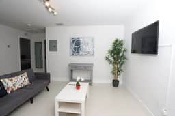 2 bed/1 bath apart with parking on great location! - Image 4