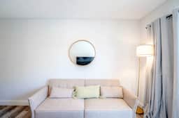2 bed/2bath apt near beach w/pool & parking - Image 4