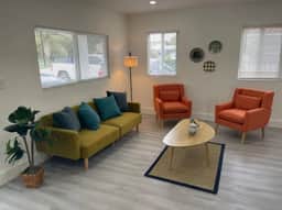 2800 SW 21st · Cozy & Spacious House w/parking - Image 2