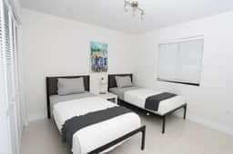 2 bed/1 bath apart with parking on great location! - Image 5
