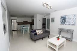 2 bed/1 bath apart with parking on great location! - Image 3