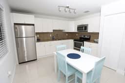 2 bed/1 bath apart with parking on great location! - Image 2