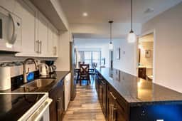 2 bed/2bath apt near beach w/pool & parking - Image 5