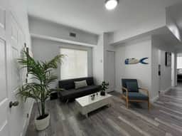 Beautiful 2bed/1 bath apt w/parking great location - Image 3