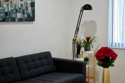 Beautiful and renovated 2bdrm great location w/free parking - Image 2