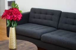 Beautiful and renovated 2bdrm great location w/free parking - Image 3