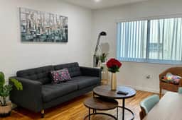 Beautiful and renovated 2bdrm great location w/free parking - Image 5
