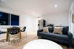 Beautiful apart close to beach & shops w/parking - Image 3