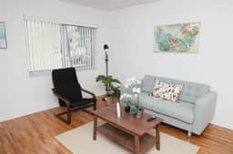 Beautiful Renovated Coral Gabels Apart w/ free Parking - Image 4