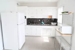 Beautiful Renovated Coral Gabels Apart w/ free Parking - Image 5