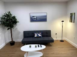 Charming 1/1 apt w/parking on great location - Image 4