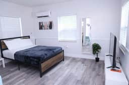 Charming Studio w/ parking & private patio w/ BBQ - Image 3