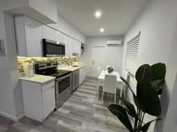 Charming 2 bed/2 bath apt w/patio & parking - Image 2
