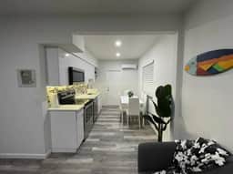 Charming 2 bed/2 bath apt w/patio & parking - Image 3