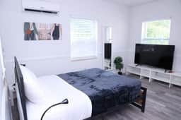 Charming Studio w/ parking & private patio w/ BBQ - Image 4