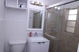 Charming Studio w/ parking & private patio w/ BBQ - Image 5