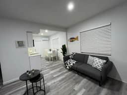 Charming 2 bed/2 bath apt w/patio & parking - Image 5
