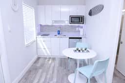 Charming Studio w/ parking & private patio w/ BBQ - Image 2