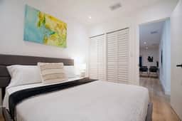 Chic apartment beside canal and near beach 2 - Image 3
