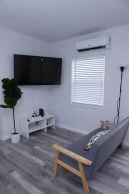 Cozy Studio w/ parking & private patio w/ BBQ - Image 5