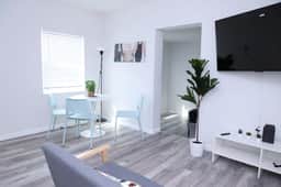 Cozy Studio w/ parking & private patio w/ BBQ - Image 4