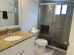 Equipped 2/1apt on great location free parking - Image 5