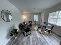 Fully equipped Apt w/ parking great location - Image 5