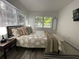 Fully equipped Apt w/ parking great location - Image 4