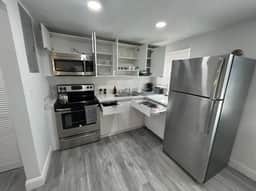 Fully equipped Apt w/ parking near Cocowalk! - Image 3