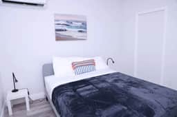 Lovely 1-bed apt with private patio & parking - Image 5