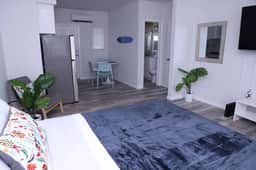Lovely private studio with patio & parking - Image 4