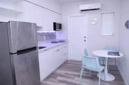Lovely private studio with patio & parking - Image 5