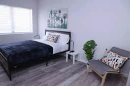 Lovely private studio with patio & parking - Image 3
