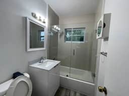 Modern 1bed/1bath apt w/ patio & parking - Image 4