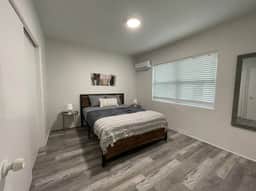 Modern 1bed/1bath apt w/ patio & parking - Image 3