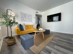 Remodeled 2bed 1 bath apt w/park great location - Image 3