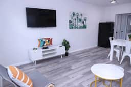 Remodeled 1bed/1bath apt w/parking great location - Image 2