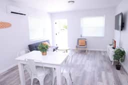 Remodeled 1bed/1bath apt w/parking great location - Image 5